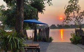 Ruen Thai Ban Rim Nam